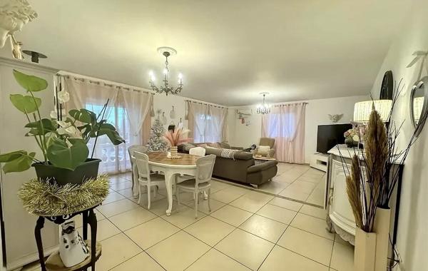 Maison rénovée T4 avec piscine sur terrain cloturé de 980m2