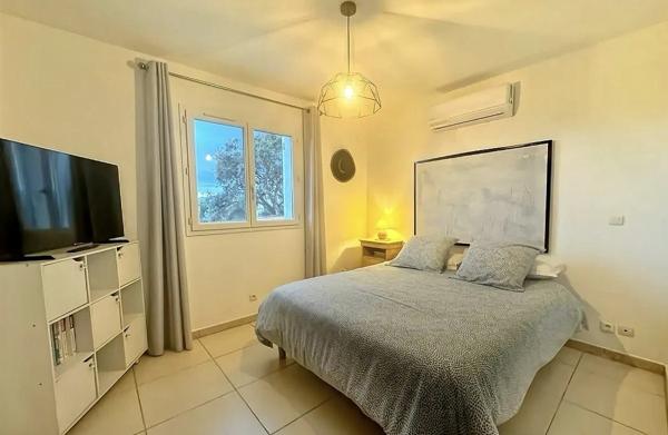 Maison rénovée T4 avec piscine sur terrain cloturé de 980m2