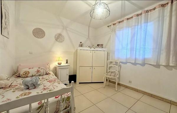 Maison rénovée T4 avec piscine sur terrain cloturé de 980m2