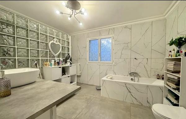 Maison rénovée T4 avec piscine sur terrain cloturé de 980m2