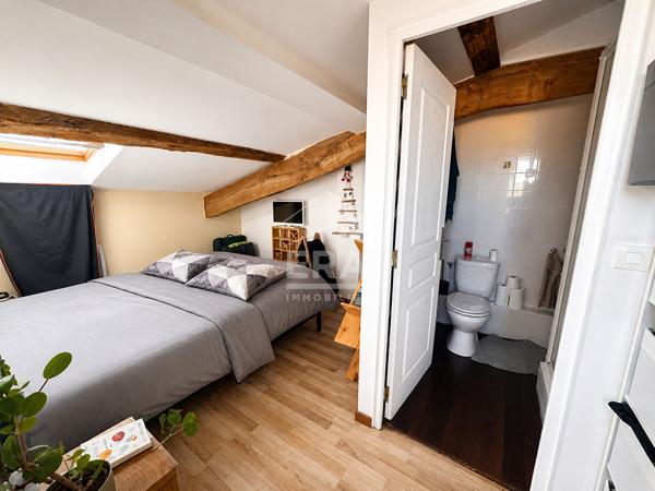 Maison pierre divisée en trois T2