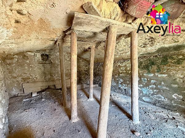 A VENDRE - SAINT-BONNET-DES-QUARTS - ANCIEN ATELIER À RÉHABILITER AVEC PETIT TERRAIN ET CAVES