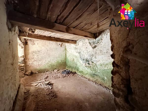 A VENDRE - SAINT-BONNET-DES-QUARTS - ANCIEN ATELIER À RÉHABILITER AVEC PETIT TERRAIN ET CAVES