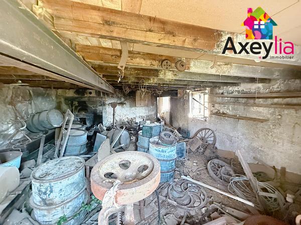 A VENDRE - SAINT-BONNET-DES-QUARTS - ANCIEN ATELIER À RÉHABILITER AVEC PETIT TERRAIN ET CAVES