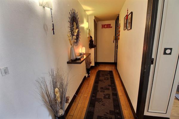 MONTREUIL, MOINS DE 10MIN (750 M) DU METRO, BEAU 2 PIÈCES ANNEES 30 TRAVERSANT EXPOSE EST/OUEST AVEC CAVE