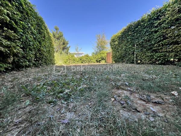 Sur la commune de Bezannes, sur le Golf
Dans la résidence Les Etangs du Golf (2013)
Bean T2 de 39 m2 en rez-de-jardin côté golf
Cet appartement est composé de :
entrée avec placard
salon/séjour avec cuisine équipée et aménagée (hotte, plaque, fou, lave-vaisselle, frigo) 
1 chambre de 11,5 m2 
belle salle de douche avec branchement pour lave-linge
1 terrasse de 7 m2 et 1 jardin de 49 m2
1 garage box en sous-sol avec belle hauteur de rangements
Fenêtres double vitrage, volets roulants électriques, chaudière individuelle au gaz, fibre
charges copro : 70€/mois
taxe foncière : 749€