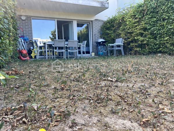 Sur la commune de Bezannes, sur le Golf
Dans la résidence Les Etangs du Golf (2013)
Bean T2 de 39 m2 en rez-de-jardin côté golf
Cet appartement est composé de :
entrée avec placard
salon/séjour avec cuisine équipée et aménagée (hotte, plaque, fou, lave-vaisselle, frigo) 
1 chambre de 11,5 m2 
belle salle de douche avec branchement pour lave-linge
1 terrasse de 7 m2 et 1 jardin de 49 m2
1 garage box en sous-sol avec belle hauteur de rangements
Fenêtres double vitrage, volets roulants électriques, chaudière individuelle au gaz, fibre
charges copro : 70€/mois
taxe foncière : 749€