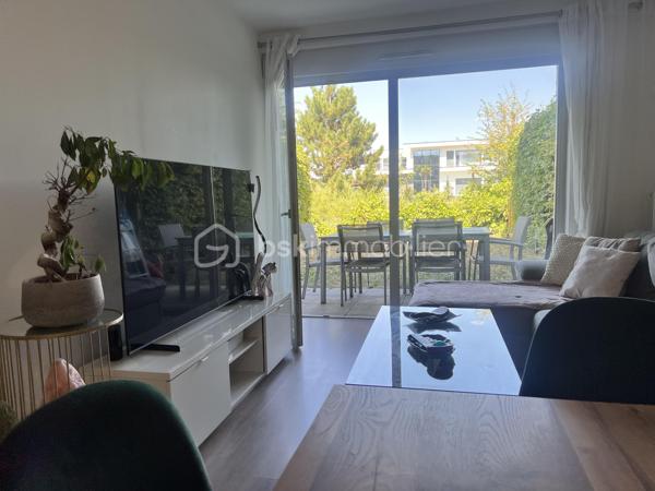 Sur la commune de Bezannes, sur le Golf
Dans la résidence Les Etangs du Golf (2013)
Bean T2 de 39 m2 en rez-de-jardin côté golf
Cet appartement est composé de :
entrée avec placard
salon/séjour avec cuisine équipée et aménagée (hotte, plaque, fou, lave-vaisselle, frigo) 
1 chambre de 11,5 m2 
belle salle de douche avec branchement pour lave-linge
1 terrasse de 7 m2 et 1 jardin de 49 m2
1 garage box en sous-sol avec belle hauteur de rangements
Fenêtres double vitrage, volets roulants électriques, chaudière individuelle au gaz, fibre
charges copro : 70€/mois
taxe foncière : 749€