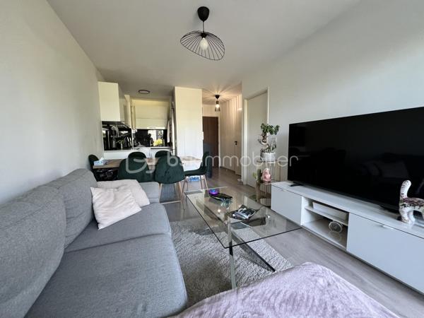 Sur la commune de Bezannes, sur le Golf
Dans la résidence Les Etangs du Golf (2013)
Bean T2 de 39 m2 en rez-de-jardin côté golf
Cet appartement est composé de :
entrée avec placard
salon/séjour avec cuisine équipée et aménagée (hotte, plaque, fou, lave-vaisselle, frigo) 
1 chambre de 11,5 m2 
belle salle de douche avec branchement pour lave-linge
1 terrasse de 7 m2 et 1 jardin de 49 m2
1 garage box en sous-sol avec belle hauteur de rangements
Fenêtres double vitrage, volets roulants électriques, chaudière individuelle au gaz, fibre
charges copro : 70€/mois
taxe foncière : 749€