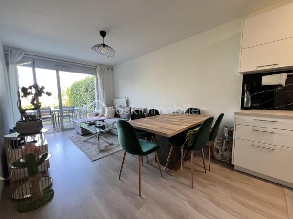 Sur la commune de Bezannes, sur le Golf
Dans la résidence Les Etangs du Golf (2013)
Bean T2 de 39 m2 en rez-de-jardin côté golf
Cet appartement est composé de :
entrée avec placard
salon/séjour avec cuisine équipée et aménagée (hotte, plaque, fou, lave-vaisselle, frigo) 
1 chambre de 11,5 m2 
belle salle de douche avec branchement pour lave-linge
1 terrasse de 7 m2 et 1 jardin de 49 m2
1 garage box en sous-sol avec belle hauteur de rangements
Fenêtres double vitrage, volets roulants électriques, chaudière individuelle au gaz, fibre
charges copro : 70€/mois
taxe foncière : 749€