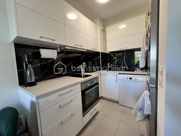 Sur la commune de Bezannes, sur le Golf
Dans la résidence Les Etangs du Golf (2013)
Bean T2 de 39 m2 en rez-de-jardin côté golf
Cet appartement est composé de :
entrée avec placard
salon/séjour avec cuisine équipée et aménagée (hotte, plaque, fou, lave-vaisselle, frigo) 
1 chambre de 11,5 m2 
belle salle de douche avec branchement pour lave-linge
1 terrasse de 7 m2 et 1 jardin de 49 m2
1 garage box en sous-sol avec belle hauteur de rangements
Fenêtres double vitrage, volets roulants électriques, chaudière individuelle au gaz, fibre
charges copro : 70€/mois
taxe foncière : 749€