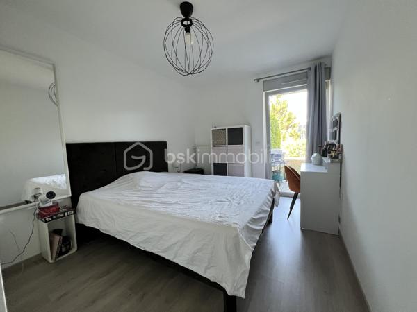 Sur la commune de Bezannes, sur le Golf
Dans la résidence Les Etangs du Golf (2013)
Bean T2 de 39 m2 en rez-de-jardin côté golf
Cet appartement est composé de :
entrée avec placard
salon/séjour avec cuisine équipée et aménagée (hotte, plaque, fou, lave-vaisselle, frigo) 
1 chambre de 11,5 m2 
belle salle de douche avec branchement pour lave-linge
1 terrasse de 7 m2 et 1 jardin de 49 m2
1 garage box en sous-sol avec belle hauteur de rangements
Fenêtres double vitrage, volets roulants électriques, chaudière individuelle au gaz, fibre
charges copro : 70€/mois
taxe foncière : 749€