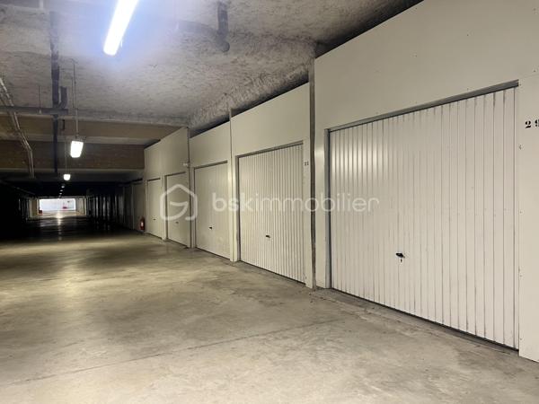 Sur la commune de Bezannes, sur le Golf
Dans la résidence Les Etangs du Golf (2013)
Bean T2 de 39 m2 en rez-de-jardin côté golf
Cet appartement est composé de :
entrée avec placard
salon/séjour avec cuisine équipée et aménagée (hotte, plaque, fou, lave-vaisselle, frigo) 
1 chambre de 11,5 m2 
belle salle de douche avec branchement pour lave-linge
1 terrasse de 7 m2 et 1 jardin de 49 m2
1 garage box en sous-sol avec belle hauteur de rangements
Fenêtres double vitrage, volets roulants électriques, chaudière individuelle au gaz, fibre
charges copro : 70€/mois
taxe foncière : 749€