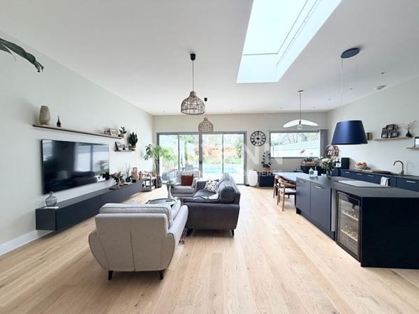 PESSAC- CAMPONAC - Maison Contemporaine 6 pièce(s) 146 m2 - 4ch - Piscine - Jardin - Garage