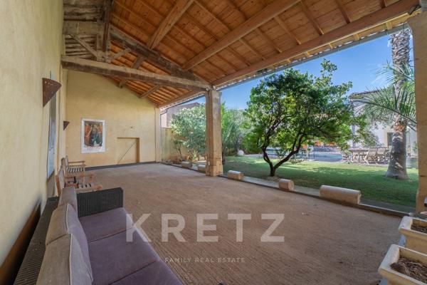 Exceptionnelle Maison de Maître avec jardin, piscine, garage et dépendances en coeur de village