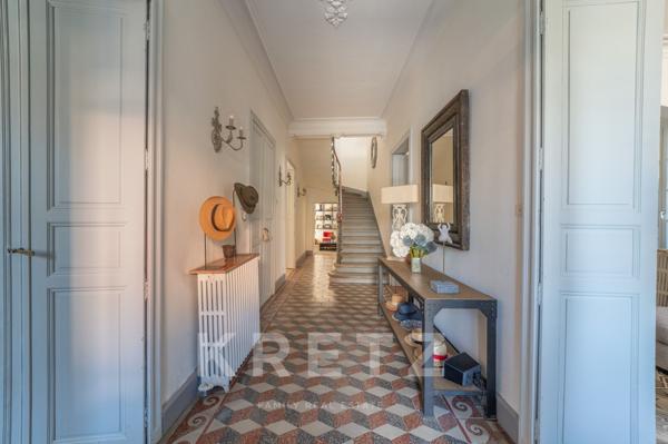 Exceptionnelle Maison de Maître avec jardin, piscine, garage et dépendances en coeur de village