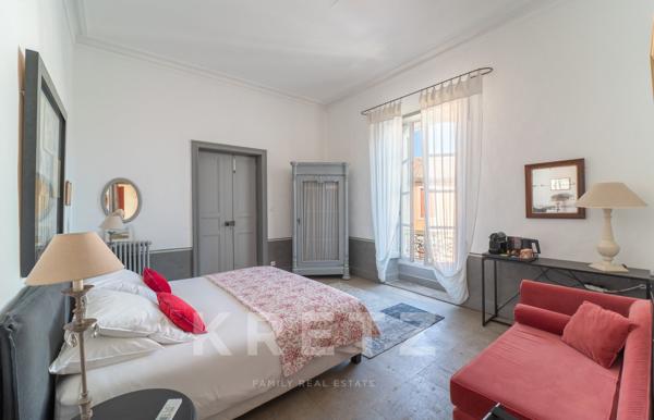 Exceptionnelle Maison de Maître avec jardin, piscine, garage et dépendances en coeur de village