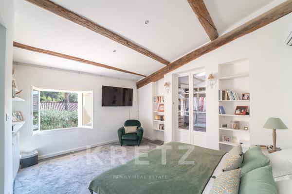 Exceptionnelle Maison de Maître avec jardin, piscine, garage et dépendances en coeur de village