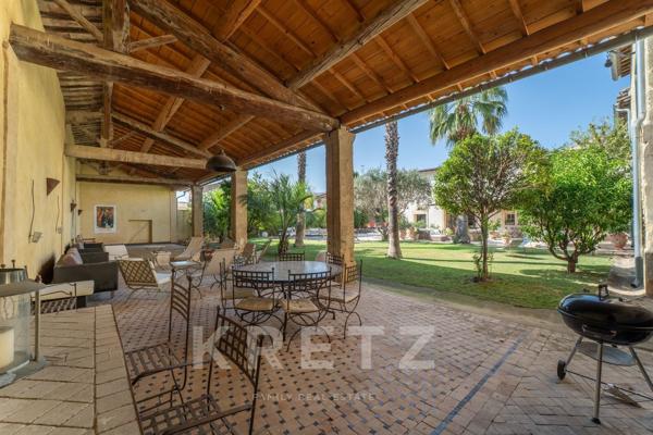 Exceptionnelle Maison de Maître avec jardin, piscine, garage et dépendances en coeur de village