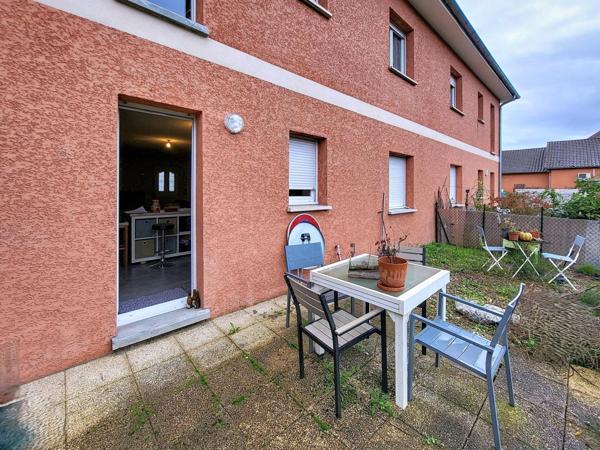 Au cœur de MORESTEL, APPARTEMENT T3 de 61 m² en rdc avec cour privée d'une petite  Résidence avec Parking