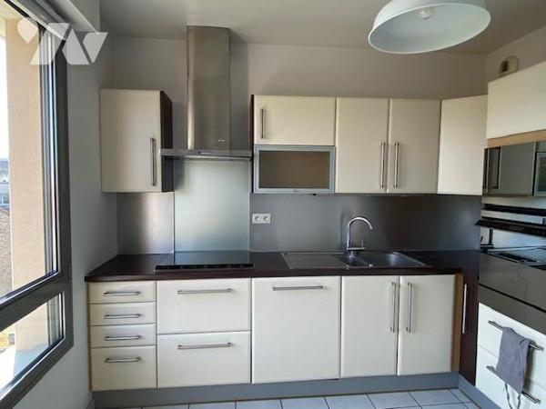 Hyper centre , Résidence avec ascenseur, appartement de 5 pièces. Garage