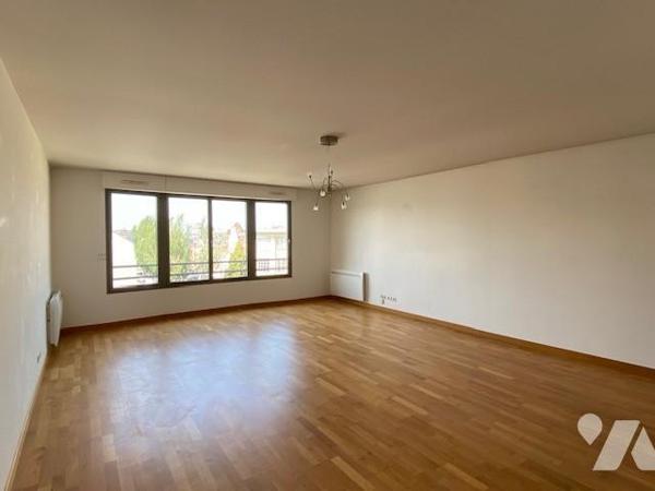 Hyper centre , Résidence avec ascenseur, appartement de 5 pièces. Garage