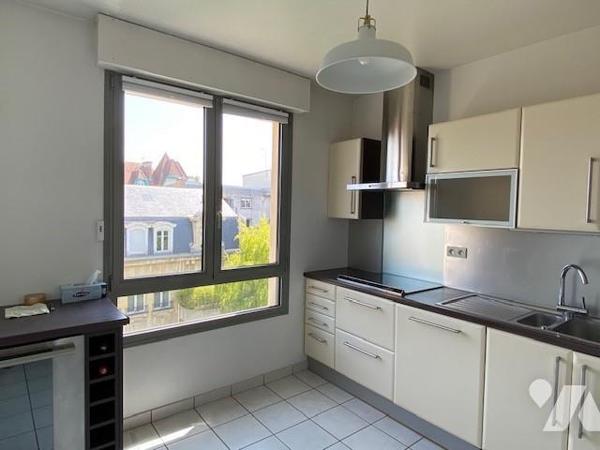 Hyper centre , Résidence avec ascenseur, appartement de 5 pièces. Garage