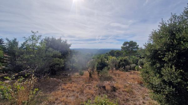 Terrain à bâtir de 1 425 m² avec vue dégagée' à moins de 2 km de Lorgues