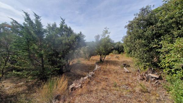 Terrain à bâtir de 1 425 m² avec vue dégagée' à moins de 2 km de Lorgues