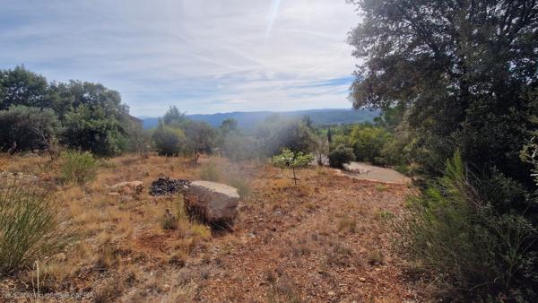 Terrain à bâtir de 1 425 m² avec vue dégagée' à moins de 2 km de Lorgues