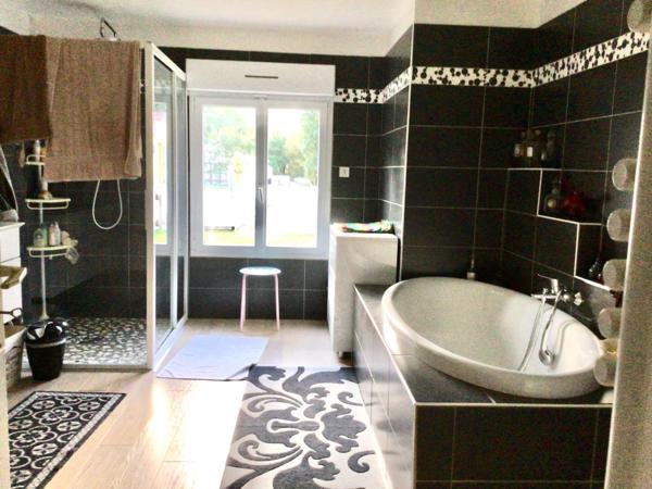 Magnifique propriété composée d’un ensemble de deux maisons, d’une piscine et diverses dépendances sur un peu plus de 5 hectares.<br/>Magnificent property consisting of a set of two houses, a swimming pool and various outbuildings on just over 5 hectares