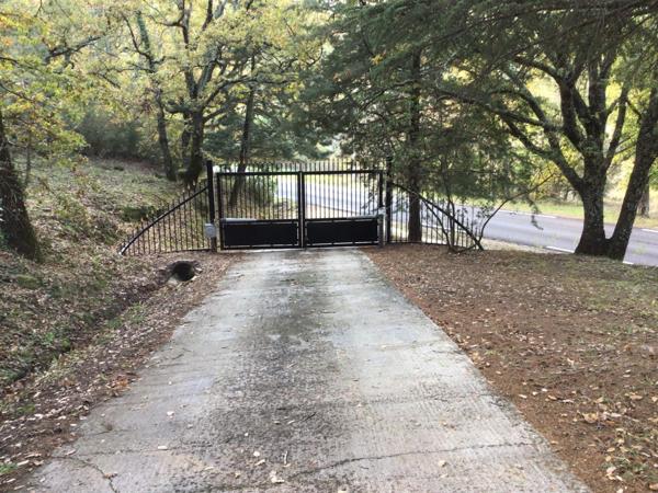 Magnifique propriété composée d’un ensemble de deux maisons, d’une piscine et diverses dépendances sur un peu plus de 5 hectares.<br/>Magnificent property consisting of a set of two houses, a swimming pool and various outbuildings on just over 5 hectares