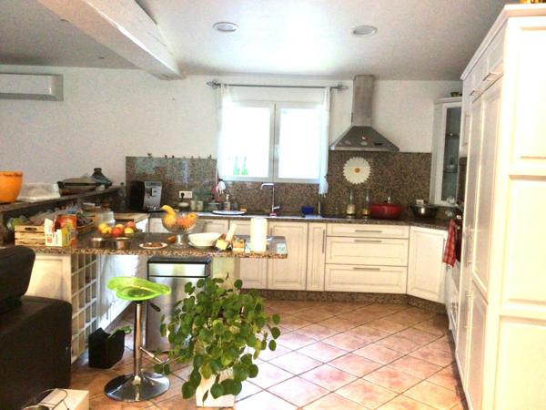 Magnifique propriété composée d’un ensemble de deux maisons, d’une piscine et diverses dépendances sur un peu plus de 5 hectares.<br/>Magnificent property consisting of a set of two houses, a swimming pool and various outbuildings on just over 5 hectares