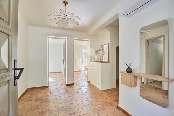 Maison moderne 6 pièces à ROGNES 180 m² avec piscine sur 3700 m² de terrain !