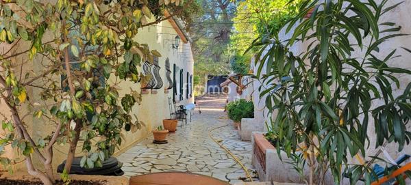 Maison 7 pièces, 220 m2 environ avec piscine sur terrain de 5000m2.