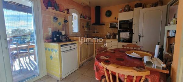 Maison 7 pièces, 220 m2 environ avec piscine sur terrain de 5000m2.