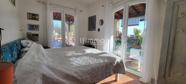 Maison 7 pièces, 220 m2 environ avec piscine sur terrain de 5000m2.