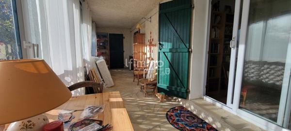 Maison 7 pièces, 220 m2 environ avec piscine sur terrain de 5000m2.