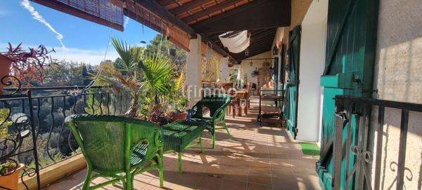 Maison 7 pièces, 220 m2 environ avec piscine sur terrain de 5000m2.