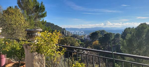 Maison 7 pièces, 220 m2 environ avec piscine sur terrain de 5000m2.