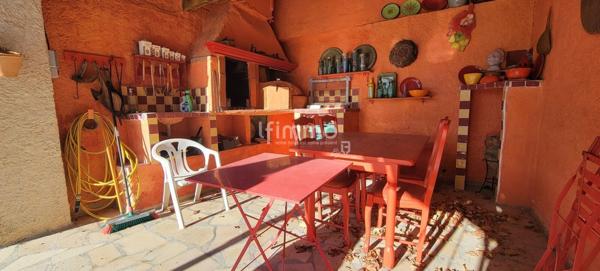 Maison 7 pièces, 220 m2 environ avec piscine sur terrain de 5000m2.