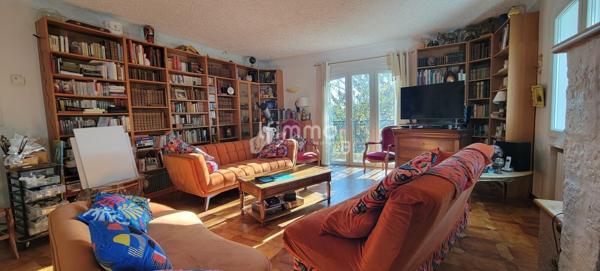 Maison 7 pièces, 220 m2 environ avec piscine sur terrain de 5000m2.