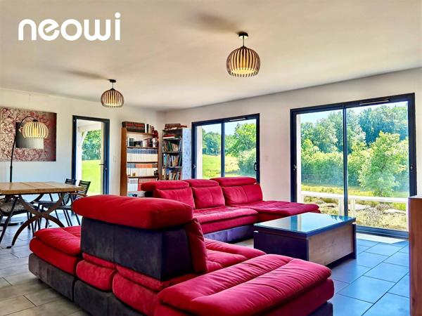 AYRENS – Maison contemporaine avec étang privé, un véritable havre de paix