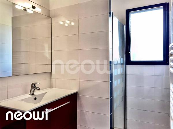 AYRENS – Maison contemporaine avec étang privé, un véritable havre de paix