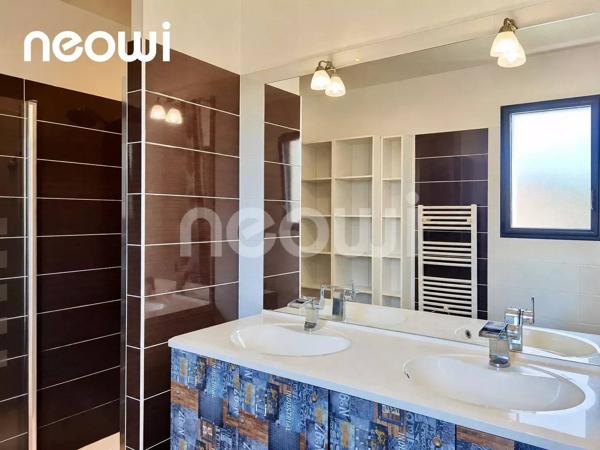 AYRENS – Maison contemporaine avec étang privé, un véritable havre de paix