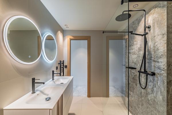 Cannes-Banane : Rare 5 pièces traversant refait à neuf, terrasse et parking