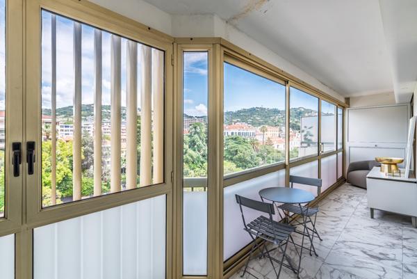 Cannes-Banane : Rare 5 pièces traversant refait à neuf, terrasse et parking