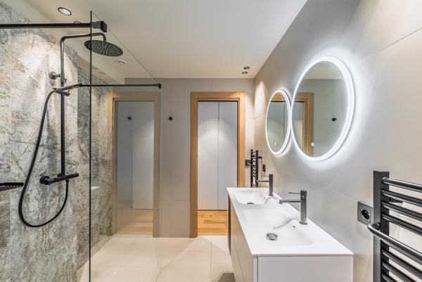 Cannes-Banane : Rare 5 pièces traversant refait à neuf, terrasse et parking