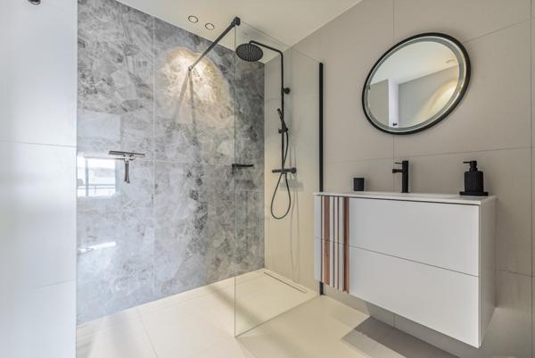 Cannes-Banane : Rare 5 pièces traversant refait à neuf, terrasse et parking