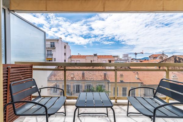 Cannes-Banane : Rare 5 pièces traversant refait à neuf, terrasse et parking